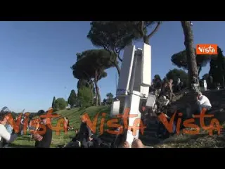 Una “antenna umana” contro il 5G alla protesta negazionista della Marcia della Liberazione a Roma