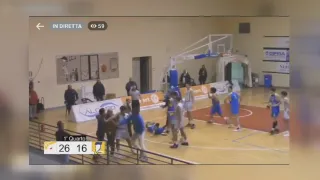 Basket, rissa in campo: padre giocatore colpisce avversario (VIDEO)