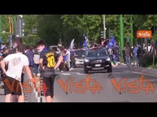 Festa scudetto Inter, cori e cortei d’auto all’esterno di San Siro. Le immagini