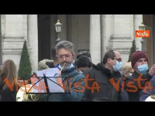 Protesta in musica dei lavoratori dell’opera al Campidoglio. Le immagini