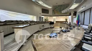 Comune di Crotone: «Preso a pugni e calci dal sindaco»