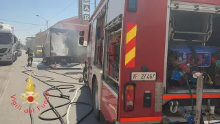 Autocarro in fiamme sulla SS106 a Botricello, traffico in tilt