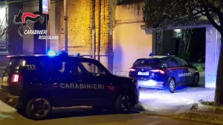 Tentano di liberarsi della droga lanciandola dalla finestra: arrestati padre e figlio