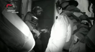 Si barrica in casa dopo aver accoltellato un uomo: all’alba l’intervento dei Carabinieri (VIDEO)