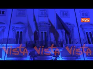 Giornata mondiale dell’autismo, le immagini della facciata di Palazzo Chigi illuminata di blu