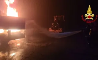 Ancora un incendio nell'area ex Sir di Lamezia: a fuoco un mezzo per la raccolta dei rifiuti
