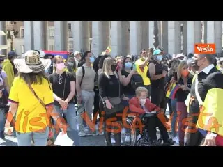 Papa Francesco recita l’Angelus in una Piazza San Pietro gremita di fedeli
