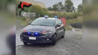 Smaltivano rifiuti speciali in un terreno: due denunce