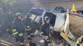 Camion giù da un ponte a Trebisacce: muore un uomo di Barcellona Pozzo di Gotto