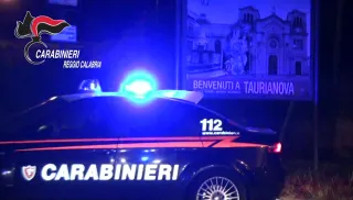 Picchiava da vent'anni la moglie davanti ai figli: divieto di dimora per un 55enne