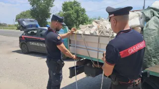 Carabinieri, camion con 15 quintali di rifiuti illegali sequestrato a Sellia