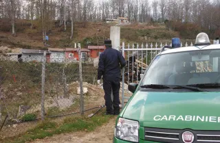 Costruzioni e baracche in un bosco di proprietà comunale: 7 persone denunciate a Martone