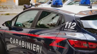 Aggredisce ospiti e carabinieri in un villaggio turistico, arrestato