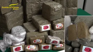Droga dalla Calabria alla Sicilia: arrestato corriere con 30 kg di hashish
