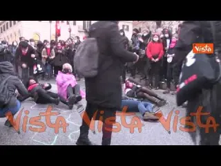 Corpi di donne per terra, il flash mob di Non una di meno contro il femminicidio per l’8 marzo