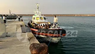 Crotone, sesto sbarco di migranti da inizio anno: 73 persone salvate