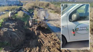 Atto intimidatorio nei confronti di Calabria Verde: bottiglia di benzina con accendino su auto di servizio