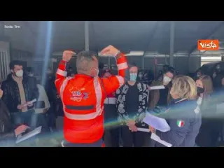 Vaccini senza prenotazioni in Basilicata, lunghe file a Potenza e Matera