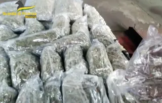Passa lo Stretto con 32 kg di marijuana nel doppiofondo dell'auto: arrestato corriere della droga (Video)