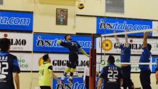 Sport e sociale: la Provolley accoglie gli ospiti del Cara di Sant'Anna con corsi gratuiti di pallavolo