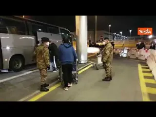 I passeggeri arrivati dall'India lasciano l'aeroporto di Fiumicino, per loro prevista la quarantena