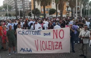Crotone si stringe attorno alla famiglia di Davide: una fiaccolata per dire "no alla violenza"