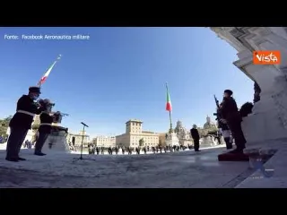 25 aprile, lo spettacolare volo Frecce Tricolori sull'Altare della Patria visto dagli aerei