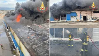A fuoco capannone commerciale a Corigliano Rossano: sconosciute le cause del rogo (FOTO)
