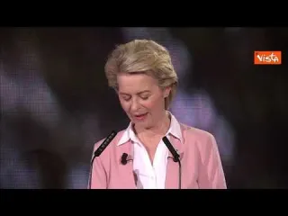 Von der Leyen tenera nonna: "Prima carezza alla mia nipotina mi ha ricordato cosa conta nella vita"