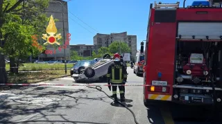 Incidente stradale a Catanzaro, auto si schianta contro un albero: un ferito
