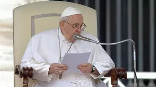 Papa Francesco riceve in dono un frammento della barca dei migranti morti a Steccato di Cutro