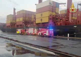 A fuoco un portacontainer al porto di Gioia Tauro: Vigili del Fuoco impegnati tutta la notte (VIDEO+FOTO)