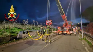 Incidente stradale a Crotone: auto si ribalta e finisce in un canalone (VIDEO+FOTO)