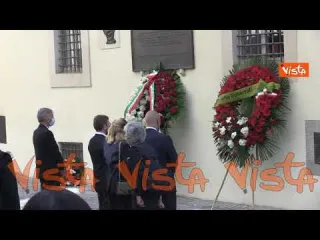 Una delegazione del Pd depone una corona di fiori sotto la lapide dell’on. Moro
