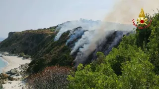 Zambrone, incendio vicino ferrovia: Vigili del Fuoco al lavoro per ore