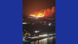Incendio nella notte a Squillace: fiamme minacciano abitazioni e capannoni