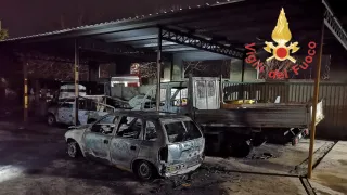 A fuoco mezzi di una ditta edile: non si esclude matrice dolosa