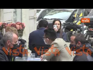 Salvini approfitta delle riaperture per pranzare al ristorante con la fidanzata