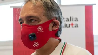 La Croce Rossa presenta la mascherina intelligente: rileva la temperatura e la distanza fisica