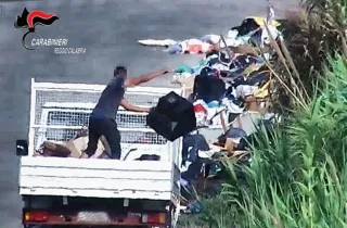 Smaltimento illecito di rifiuti nel Reggino: arrestate 5 persone e denunciate altre 90 (FOTO+VIDEO)