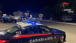 Fuggono ai controlli nel Crotonese: due uomini rintracciati e denunciati
