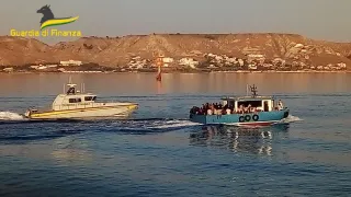 Migranti, intercettato peschereccio al largo di Crotone con a bordo 102 persone (VIDEO+FOTO)