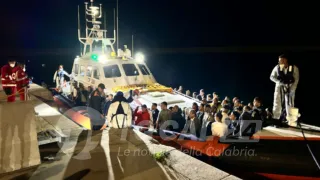 Secondo sbarco in due giorni a Crotone: arrivate 99 persone