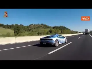 Giornata per la donazione degli organi, il video della Lamborghini della Polizia che salva vite