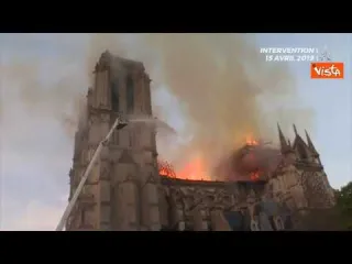 Due anni fa l'incendio a Notre Dame, le immagini dell'intervento dei Vigli del Fuoco