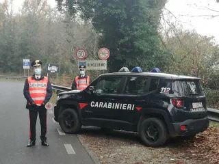 Rogliano, non gli danno soldi e lui sequestra mamma e fratello: arrestato 21enne