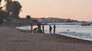 Uomo morto in spiaggia: non è stato punto dalle api, si ipotizza infarto