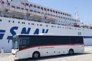Migranti, la nave per la quarantena è nel porto di Corigliano. Il sindaco: "Andrà altrove"