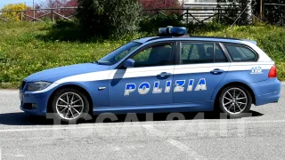 Crotone: baby-gang distrugge vetrina di un negozio, minacciato e strattonato il proprietario