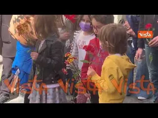 "Questo è il fiore del partigiano" adulti e bambini cantano Bella Ciao fuori Museo della Liberazione